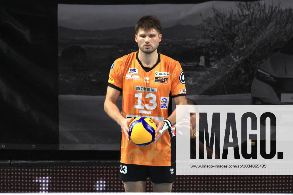 Germany, GER, DEU, Volleyball 1st Bundesliga, Day 1, 2026–2027 Season, Berlin, BR Volleys vs. FT Freiburg, Ruben Schott, BR Volleys 13, cutout, hand on the ball, nordphoto GmbH, Engler, Berlin, Max Schmeling Hall, Berlin, Germany