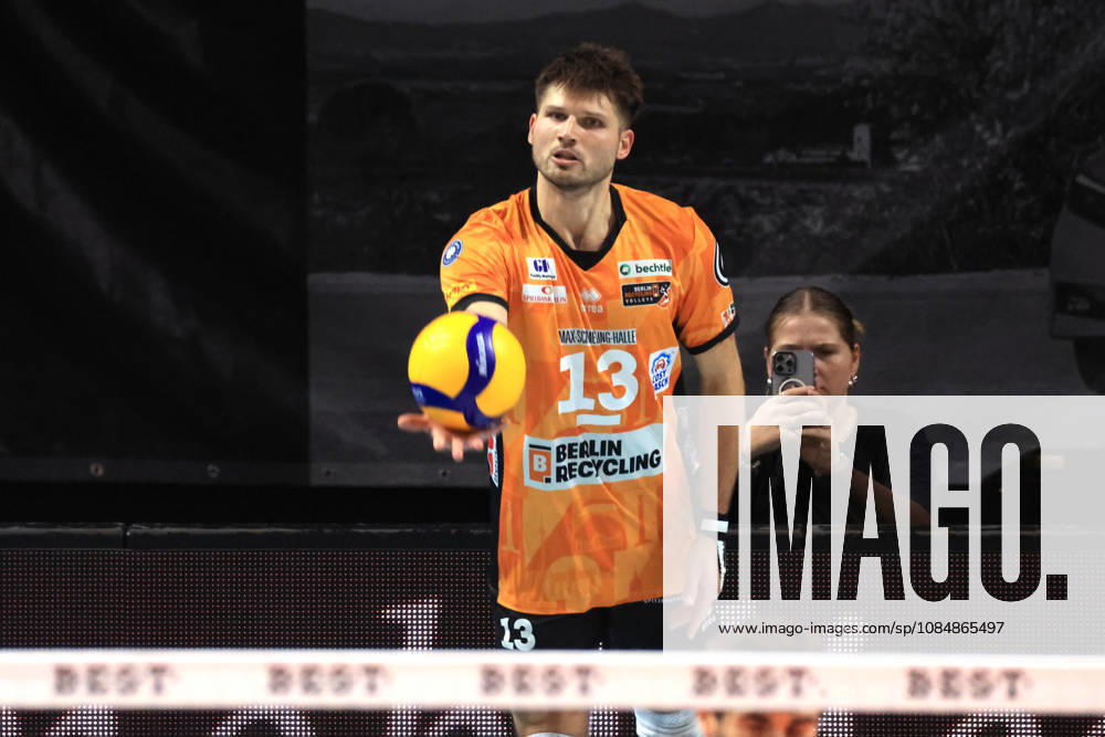 Germany, GER, DEU, Volleyball 1st Bundesliga, Day 1, 2026–2027 Season, Berlin, BR Volleys vs. FT Freiburg, Ruben Schott, BR Volleys 13, cutout, hand on the ball, nordphoto GmbH, Engler, Berlin, Max Schmeling Hall, Berlin, Germany