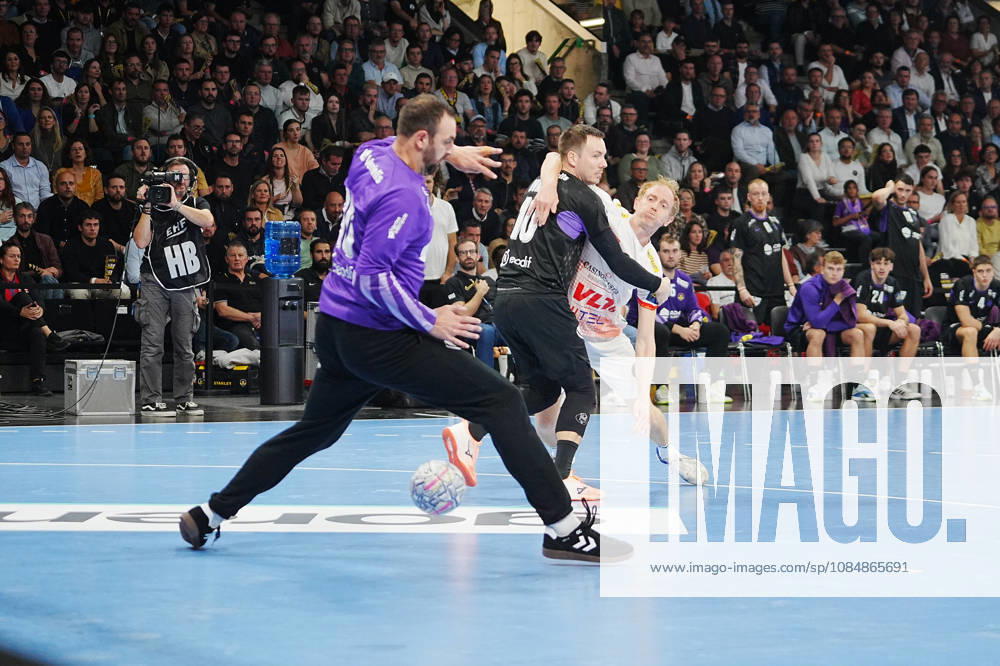 Nantes 21 Octobre 2026 9 Azer Omeragiġ of Varda Skopje and 10 Rok Ovnicek of HBC Nantes during the EHF Champions League, handball match between HBC Nantes and Vardar Skopje on 21 October 2026 at H Arena in Nantes, France - Photo Nantes France - ZUMAl193 20261021_zsp_l193_043