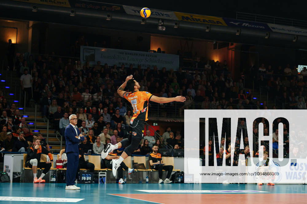 Men s Volleyball Bundesliga, Matchday 1: BERLIN RECYCLING Volleys vs. FT 1844 Freiburg. Joshua Tuaniga of BERLIN RECYCLING Volleys serves for 91 on October 21, 2026, at the Max Schmeling Halle in Berlin, Germany.