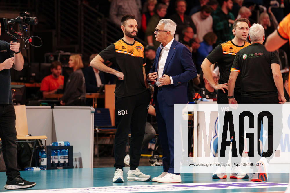 1 Men s Volleyball Bundesliga, Matchday 1: BERLIN RECYCLING Volleys vs. FT 1844 Freiburg, Saverio Di Lascio (BERLIN RECYCLING Volleys), Assistant Coach, and Andrea Anastasi, BERLIN RECYCLING Volleys, Head Coach, on October 21, 2026, at the Max Schmeling Halle, Berlin, Germany