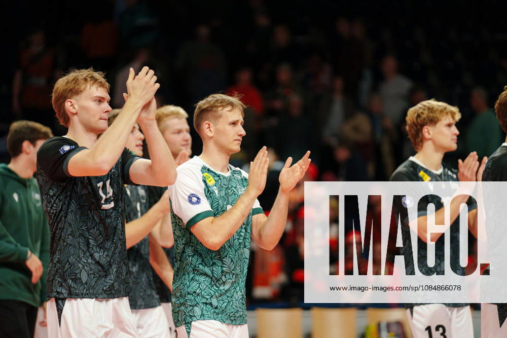 Men s Volleyball Bundesliga, Matchday 1: BERLIN RECYCLING Volleys vs. FT 1844 Freiburg. Players from FT 1844 Freiburg applaud the fans on October 21, 2026, at the Max Schmeling Halle in Berlin, Germany.