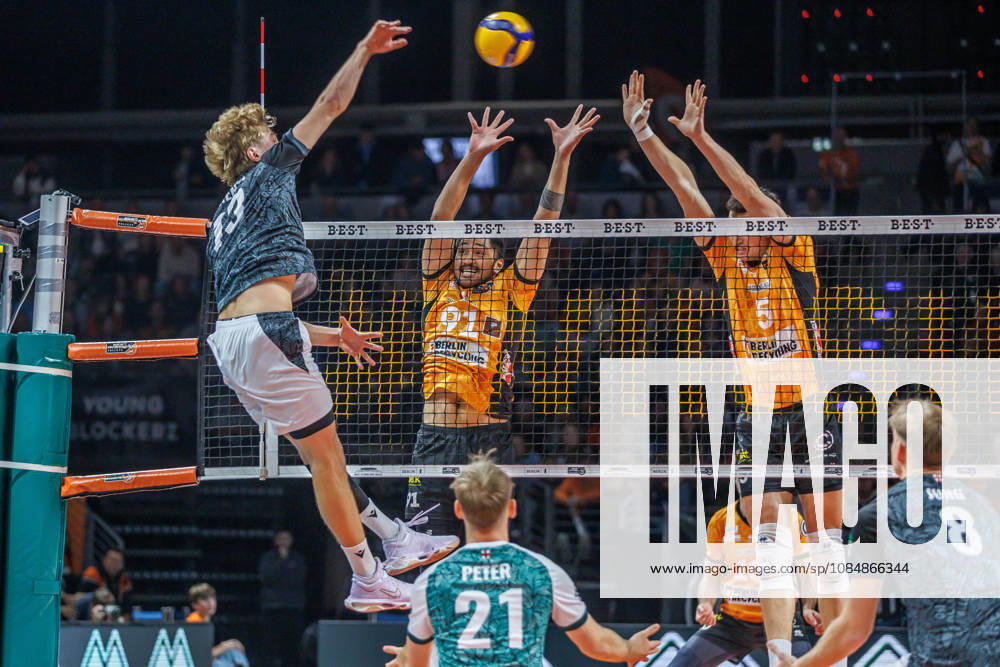 Berlin, Volleyball 1st Bundesliga, Men, Matchday 1, BR Volleys vs. VFT 1844 Freiburg, Max Schmeling Hall; Jannik Brentel (Freiburg) sets the ball against Josh Tuaniga (BR Volleys) and Louis Kunstmann (BR Volleys); BR Volleys vs. VFT 1844 Freiburg