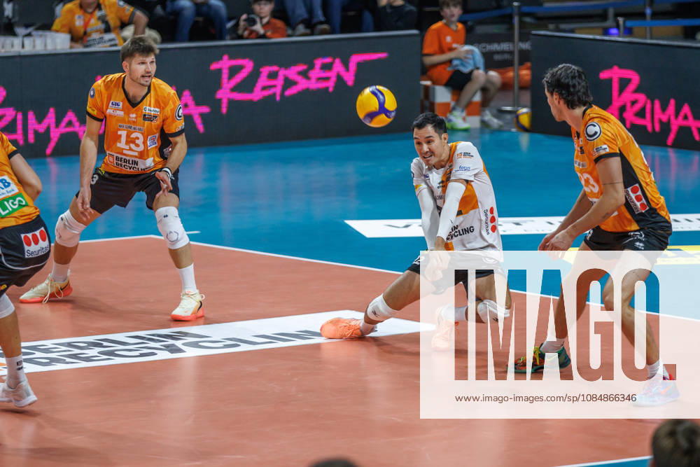 Berlin, Volleyball 1st Bundesliga, Men, Matchday 1, BR Volleys vs. VFT 1844 Freiburg, Max Schmeling Hall; Erik Shoji of BR Volleys receives a serve from VFT 1844 Freiburg
