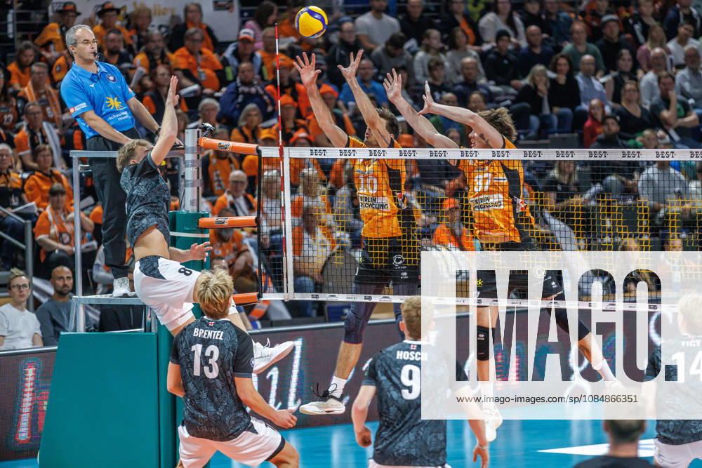 Berlin, Volleyball 1st Bundesliga, Men, Matchday 1, BR Volleys vs. VFT 1844 Freiburg, Max Schmeling Hall; Anton Jung (Freiburg) sets the ball against Daniel Malescha (BR Volleys) and Nicolas Zerba (BR Volleys); BR Volleys vs. VFT 1844 Freiburg