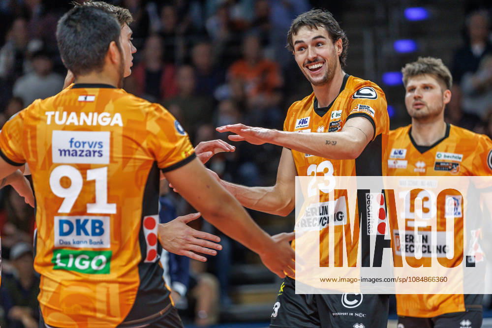 Berlin, Volleyball 1st Bundesliga, Men, Matchday 1, BR Volleys VFT 1844 Freiburg, Max Schmeling Hall Nolan Flexen BR Volleys celebrates with his teammates after scoring a point BR Volleys FT 1844 Freiburg