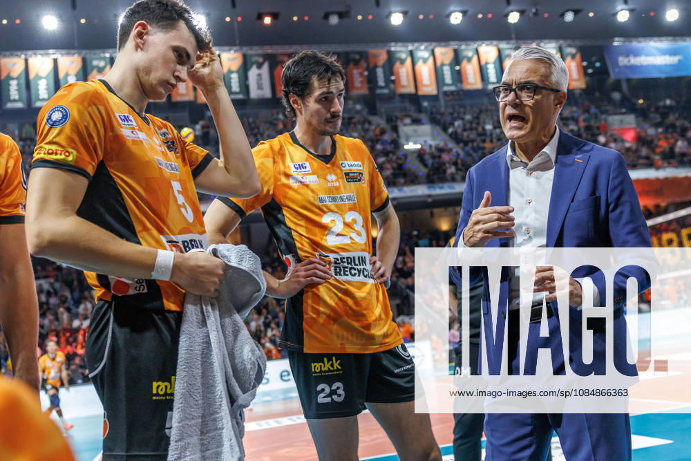 Berlin, Volleyball 1st Bundesliga, Men, Matchday 1, BR Volleys vs. VFT 1844 Freiburg, Max Schmeling Halle; Coach Andrea Anastasi of BR Volleys discusses the game with his team; BR Volleys vs. VFT 1844 Freiburg