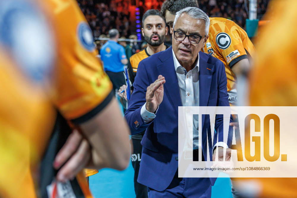 Berlin, Volleyball 1st Bundesliga, Men, Matchday 1, BR Volleys vs. VFT 1844 Freiburg, Max Schmeling Halle; Coach Andrea Anastasi of BR Volleys discusses the game with his team; BR Volleys vs. VFT 1844 Freiburg