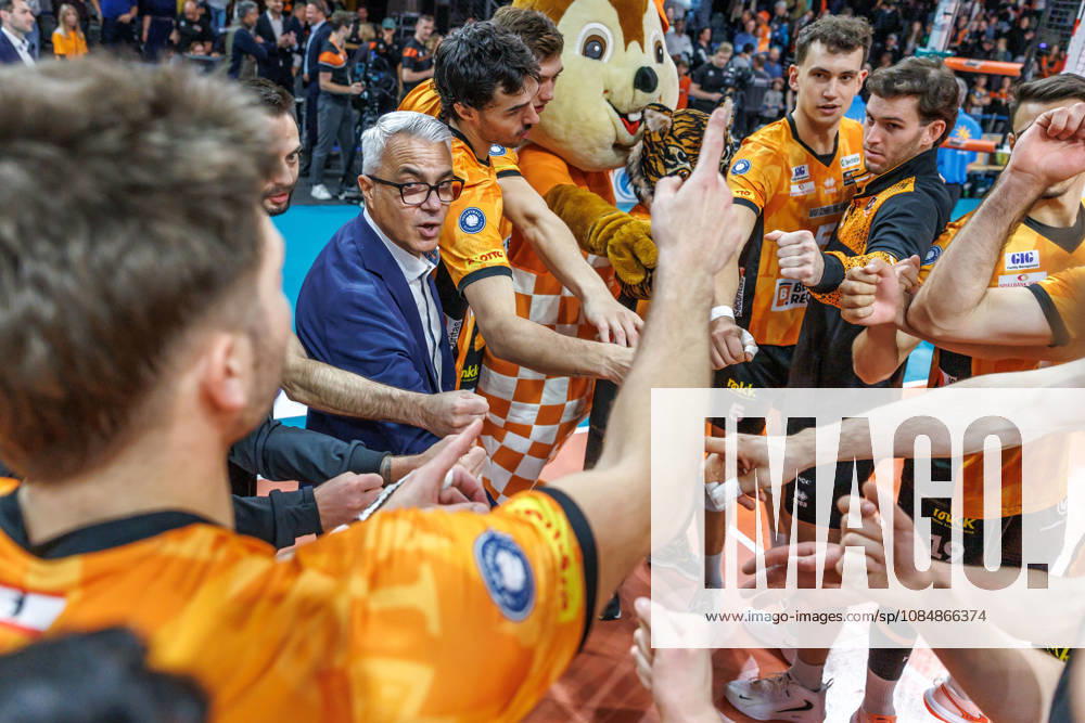 Berlin, Volleyball 1st Bundesliga, Men, Matchday 1, BR Volleys vs. VFT 1844 Freiburg, Max Schmeling Halle; Coach Andrea Anastasi; BR Volleys celebrates with his team; BR Volleys vs. VFT 1844 Freiburg