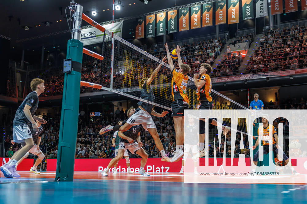 Berlin, Volleyball 1st Bundesliga, Men, Matchday 1, BR Volleys vs. VFT 1844 Freiburg, Max Schmeling Hall; Marco Frohberg (Freiburg) sets the ball against Tom Koops (BR Volleys) and Nicolas Zerba (BR Volleys); BR Volleys vs. VFT 1844 Freiburg