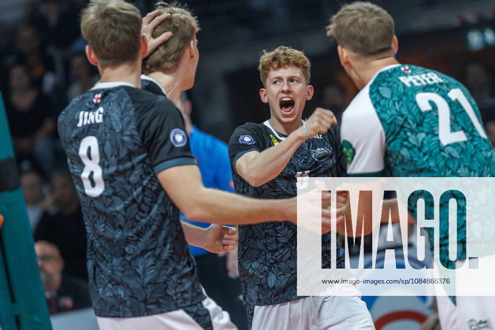 Berlin, Volleyball 1st Bundesliga, Men, Matchday 1, BR Volleys VFT 1844 Freiburg, Max Schmeling Hall: Fabian Hosch of Freiburg celebrates with his teammates after scoring a point for BR Volleys VFT 1844 Freiburg