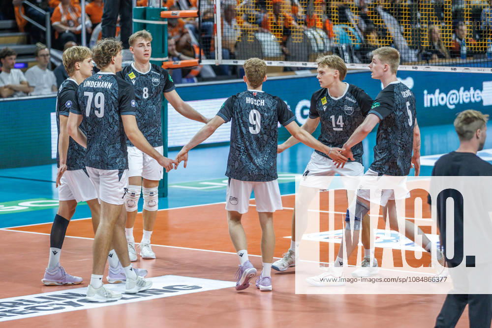 Berlin, Volleyball 1st Bundesliga, Men, Matchday 1, BR Volleys VFT 1844 Freiburg, Max Schmeling Hall: Fabian Hosch of Freiburg celebrates with his teammates after scoring a point for BR Volleys VFT 1844 Freiburg