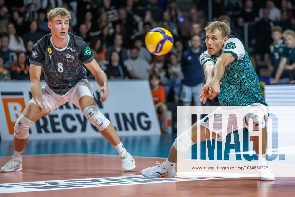 Berlin, Volleyball 1st Bundesliga, Men, Matchday 1, BR Volleys VFT 1844 Freiburg, Max Schmeling Hall: Jonas Peter of Freiburg receives a pass from BR Volleys VFT 1844 Freiburg