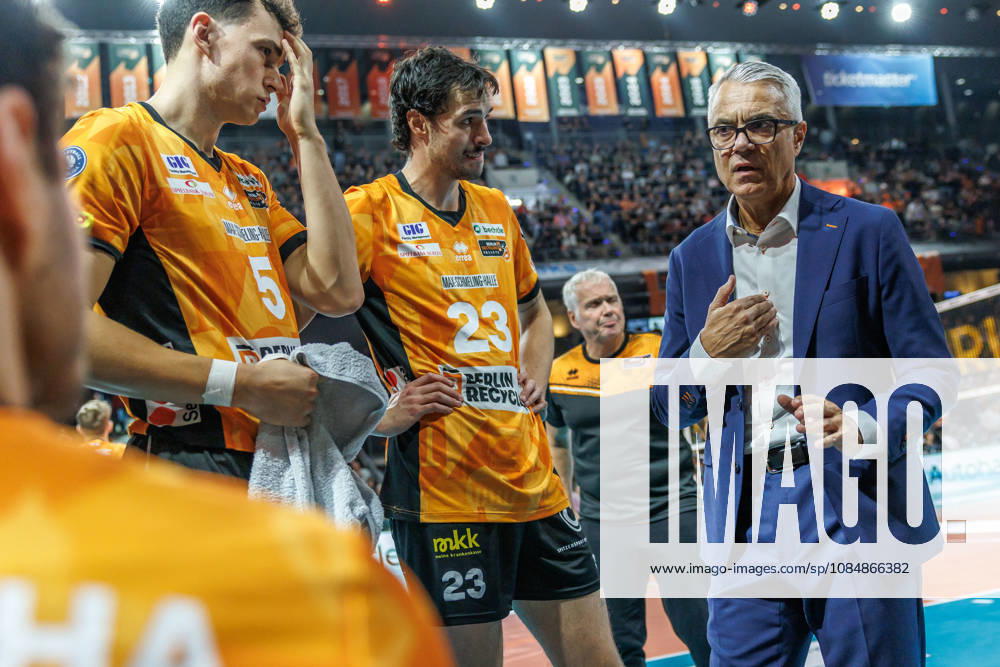 Berlin, Volleyball 1st Bundesliga, Men, Matchday 1, BR Volleys vs. VFT 1844 Freiburg, Max Schmeling Halle; Coach Andrea Anastasi of BR Volleys talks with his team; BR Volleys vs. VFT 1844 Freiburg