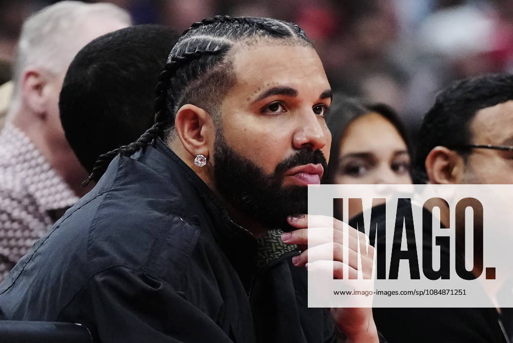 Drake looks watches first half NBA, Basketball Herren, USA basketball action between the Toronto Raptors and the Chicago Bulls in Toronto on Wednesday, Oct. 21, 2026. Canada News - October 21, 2026 - ZUMAc35_ 20261021_zaf_c35_251