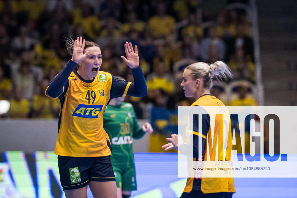 Handball, Women, International Friendly, Sweden vs. Brazil, October 22, 2022: Olivia Löfqvist and Clara Lerby of Sweden during the international friendly handball match between Sweden and Brazil on October 22, 2026 in Alingsas. Photo by Christoffer Borg Mattisson, BILDBYRÅN COP 261 CB0565 handball, Swedish women s national handball team, Sweden, Brazil, national team, women s handball