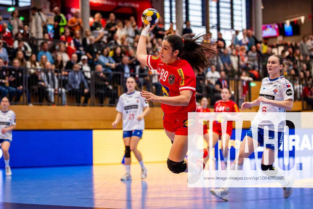 HANDBALL - AUT vs FRO, test match TULLN,AUSTRIA,22.OCT.26 - HANDBALL - OEHB international test match, ladies, Austria vs Faroe Islands. Image shows Eleonora Stankovic (AUT)and Marita Mortensen (FRO). GEPAxpictures Hackner