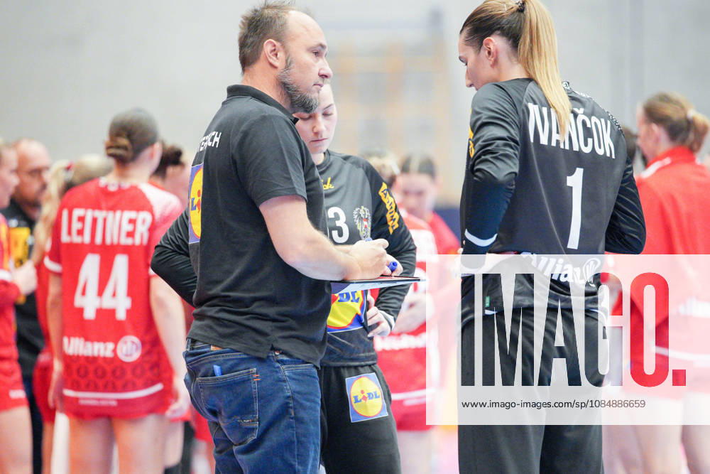 TULLN AN DER DONAU , OESTERREICH - OCTOBER 22: Trainer Andreas Wiese aus Oesterreich und Lena Ivancok aus Oesterreich waehrend des Handball, Frauen-Nationalteam, Testspiel: Oesterreich vs. Faeroeer in der Josef-Welser-Sporthalle am October 22, 2026 in Tulln an der Donau , OESTERREICH, NIEDEROESTERREICH. TULLN AN DER DONAU, AUSTRIA - OCTOBER 22: Coach Andreas Wiese of Austria and Lena Ivancok of Austria during the women s international handball friendly match between Austria and the Faroe Islands at the Josef-Welser-Sporthalle on October 22, 2026 in Tulln an der Donau, AUSTRIA, LOWER AUSTRIA.