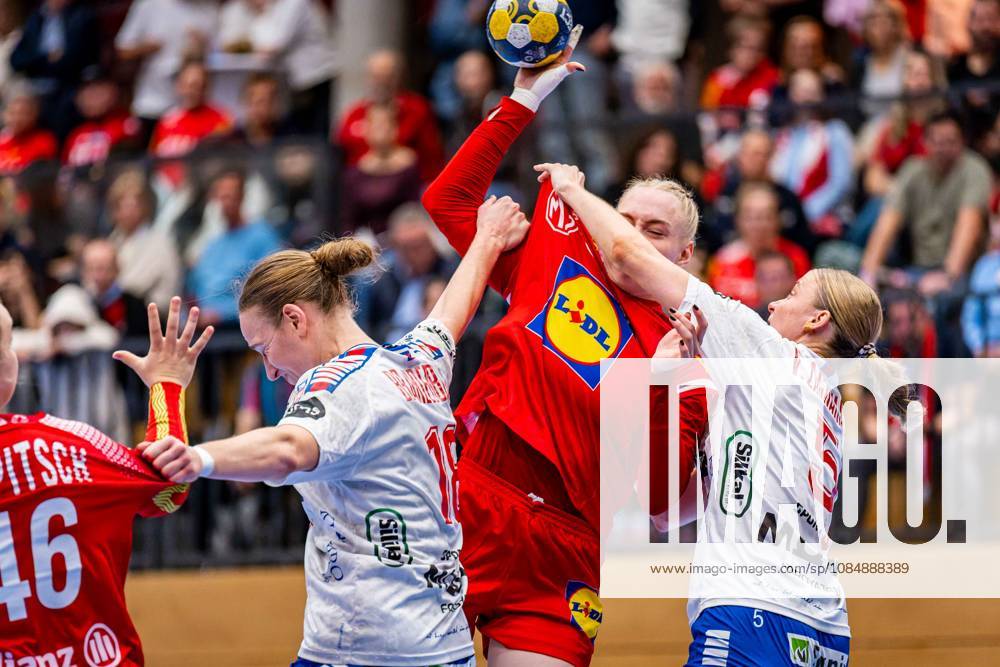 HANDBALL - AUT vs FRO, test match TULLN,AUSTRIA,22.OCT.26 - HANDBALL - OEHB international test match, ladies, Austria vs Faroe Islands. Image shows Pernille Brandenborg (FRO), Johanna Reichert (AUT) and Var Bentsdottir Zachariasen (FRO). GEPAxpictures Hackner