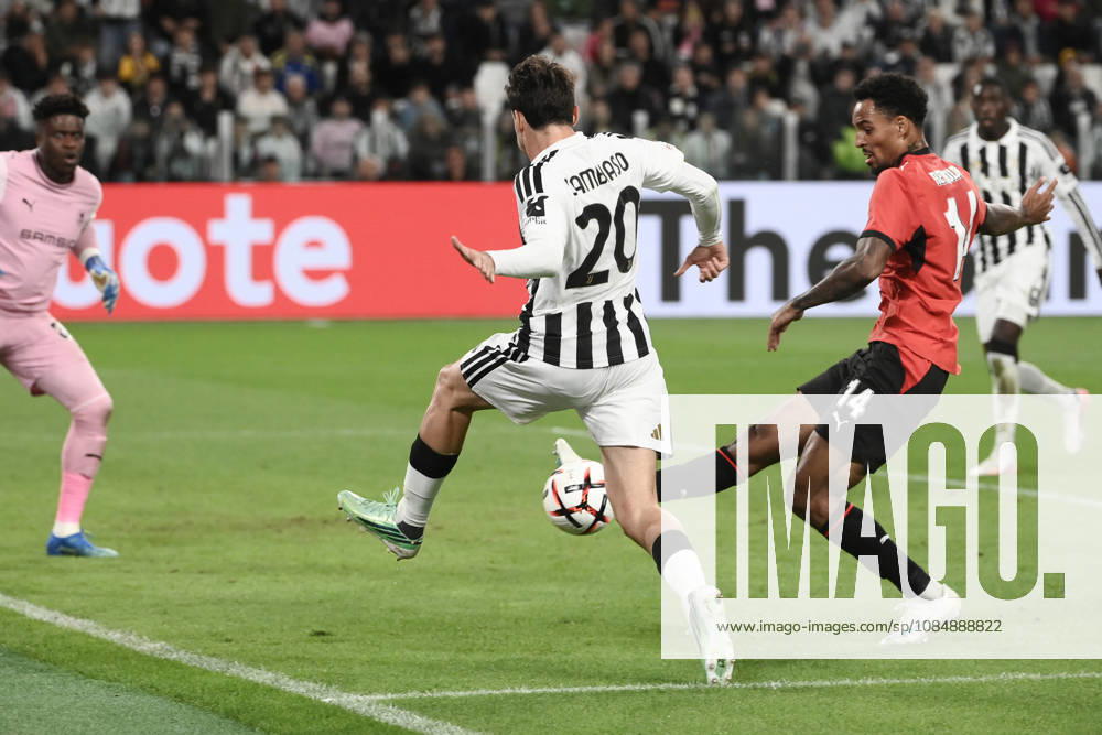 Juventus v Rennes - UEFA Europa League TURIN, ITALY, OCTOBER 22: Juventus Andrea Cambiaso (L) fight for the ball with Rennes defender Bryan Reynolds during the UEFA Europa League phase day 3 football match between Juventus and Rennes at the Juventus Stadium in Turin Italy, on October 22, 2026. Isabella Bonotto Anadolu Turin Italy. Editorial use only. Please get in touch for any other usage.