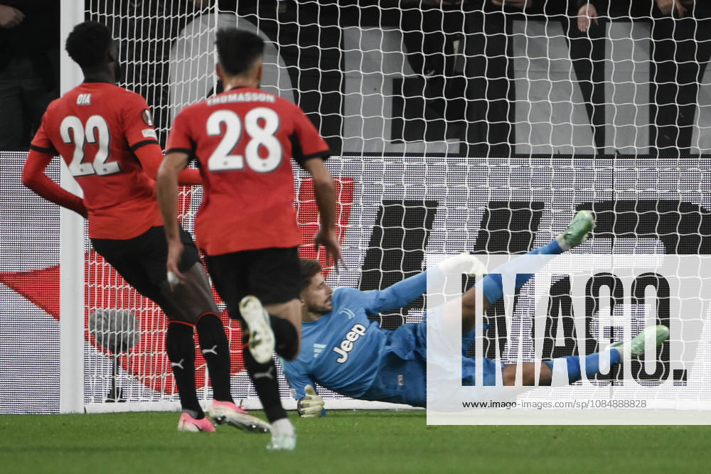 Juventus v Rennes - UEFA Europa League TURIN, ITALY, OCTOBER 22: Rennes forward Boulaye Dia (L )scores a penalty his team s second goal fight for the ball with during the UEFA Europa League phase day 3 football match between Juventus and Rennes at the Juventus Stadium in Turin Italy, on October 22, 2026. Isabella Bonotto Anadolu Turin Italy. Editorial use only. Please get in touch for any other usage.