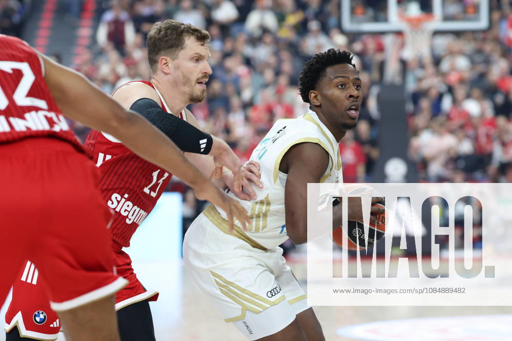 McKinley Wright IV, Dubai Basketball, 25, with the ball alongside Andreas Obst, FC Bayern Basketball, 13, GER, FC Bayern Basketball vs. Dubai Basketball, Basketball, EuroLeague, Matchday 7, 2026–2027 Season, October 22, 2026, GER, FC Bayern Basketball vs. Dubai Basketball, Basketball, EuroLeague, Matchday 7, 2026–2027 season, October 22, 2026, Munich