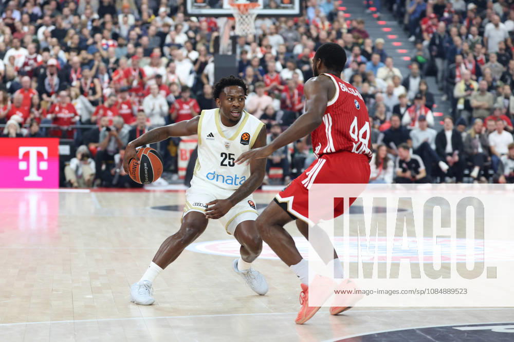 Kamar Baldwin, FC Bayern Basketball, 44, with McKinley Wright IV, Dubai Basketball, 25, GER, FC Bayern Basketball vs. Dubai Basketball, Basketball, EuroLeague, Matchday 7, 2026–2027 Season, October 22, 2026, GER, FC Bayern Basketball vs. Dubai Basketball, Basketball, EuroLeague, Matchday 7, 2026–2027 Season, October 22, 2026, Munich