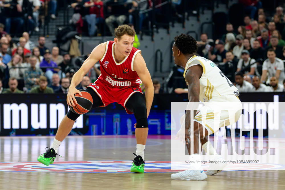 Basketball, EuroLeague, 20261022, FC Bayern Munich vs. Dubai Basketball. Pictured, from left: Rokas Jokubaitis (Bayern), 31; McKinley Wright IV (Dubai), 25; Munich SAP Garden; Bayern; Germany