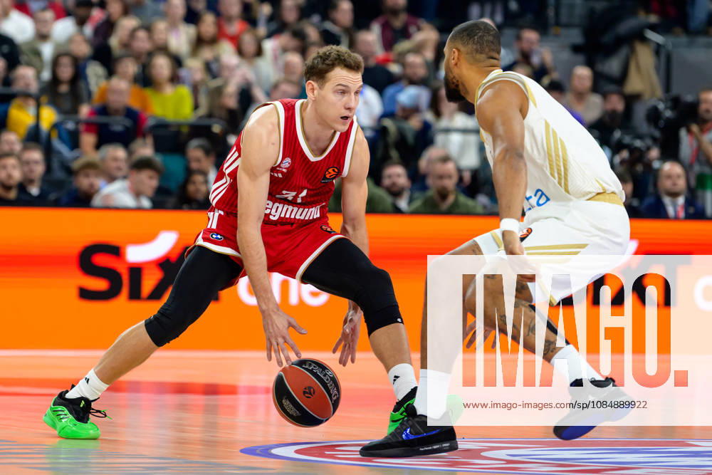 Basketball, EuroLeague, 20261022, FC Bayern Munich vs. Dubai Basketball. Pictured, from left: Rokas Jokubaitis (Bayern), 31, Elie Okobo (Dubai), 0. Munich SAP Garden, Bayern, Germany