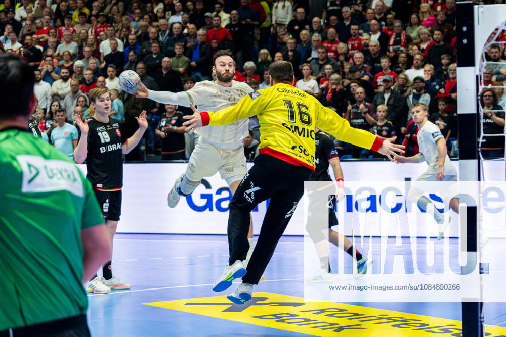 Kassel, Germany, October 22, 2026, EHF Champions League 2026–2027, Group Stage, Group B, Match 5: MT Melsungen vs. Orlen Wisla Plock. Pictured from left, in a one-on-one battle: Zoltán Szita (Zoltán Szita, SPR) and goalkeeper Nebojöaa Simic and goalkeeper Nebojöa Simic, MT Rothenbach, Halle, Hesse