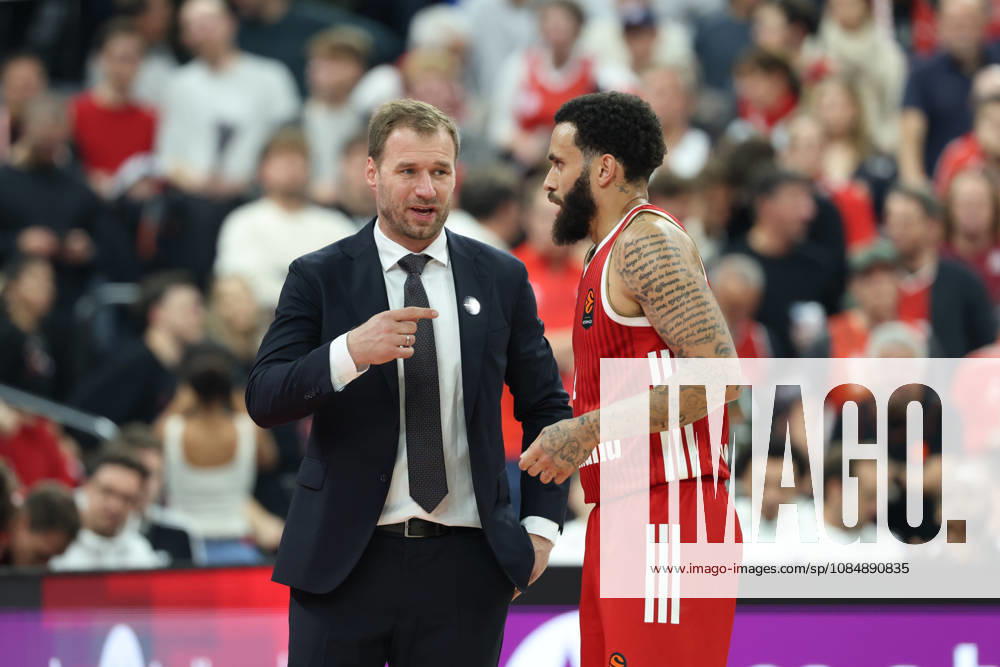 Anton Gavel of FC Bayern Basketball, head coach, in conversation with Duane Washington Jr. of FC Bayern Basketball, 04, GER, FC Bayern Basketball vs. Dubai Basketball, Basketball, EuroLeague, Matchday 7, 2026–2027 Season, October 22, 2026, GER, FC Bayern Basketball vs. Dubai Basketball, Basketball, EuroLeague, Matchday 7, 2026–2027 Season, October 22, 2026, Munich