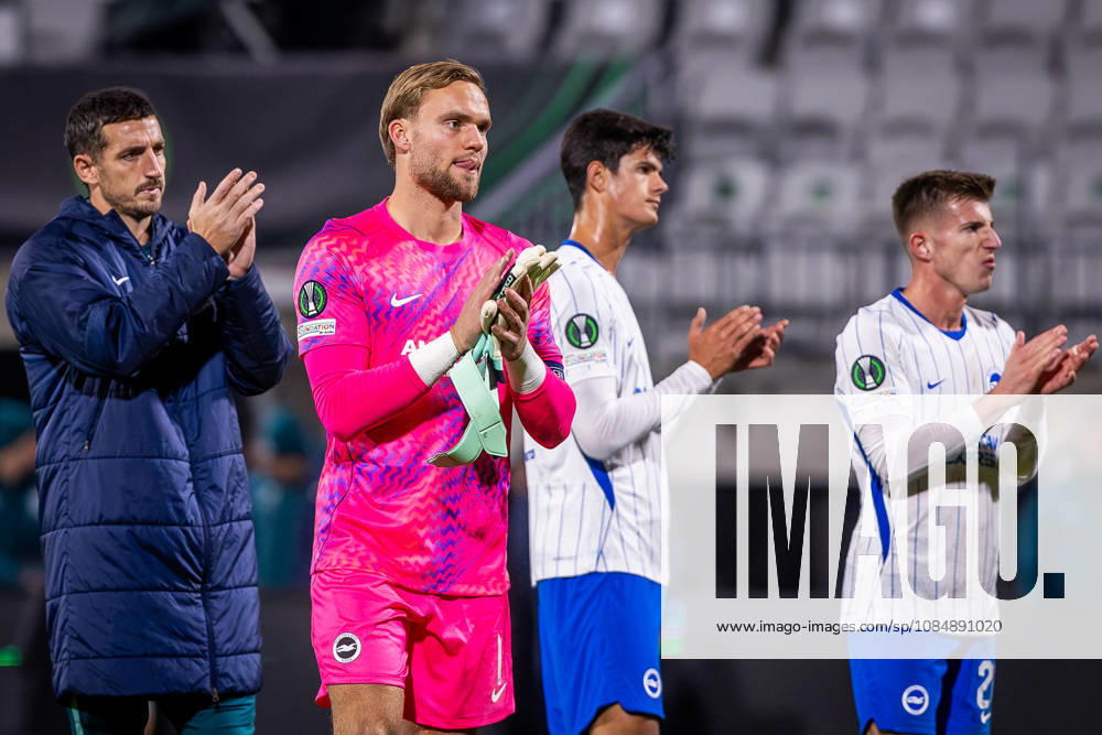 JABLONEC - BRIGHTON Bart Verbruggen of Brighton thanks to the fans after the matchday 2 of League phase round of UEFA Conference league football match between FK Jablonec and Brighton and Hove Albion at Stadion Strelnice. Jablonec nad Nisou, Czechia, October 22, 2026. Photo by Branislav Racko