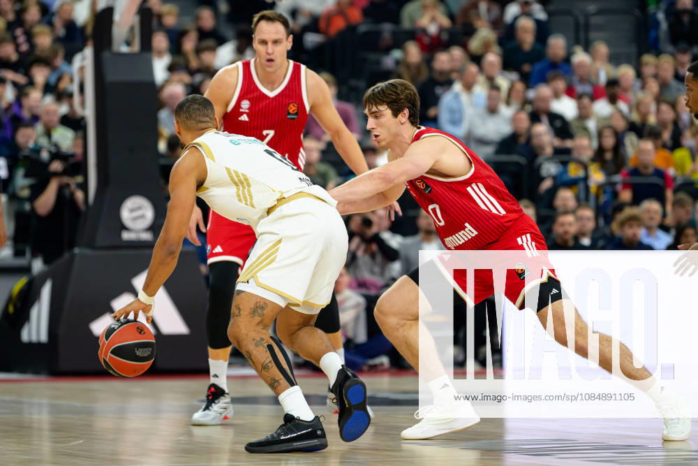 Basketball, EuroLeague, 20261022, FC Bayern Munich Dubai Basketball In the photo, from left: Elie Okobo (Dubai), 0, Justinian Jessup (Bayern), 10 Munich SAP Garden Bayern Germany