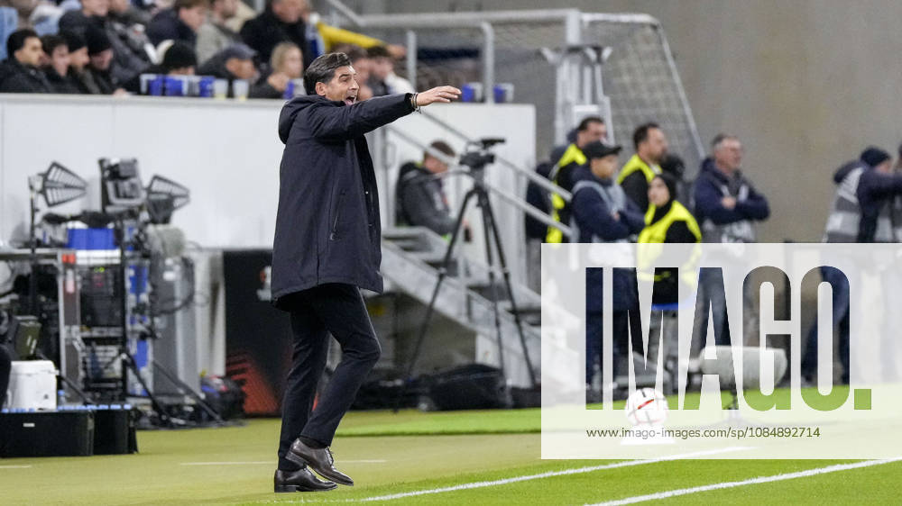 Paulo Fonseca, coach, head coach, Lyon, giving instructions, gesturing, gesturing with his arms, cutout, full-body, single frame, single photo, action, October 22, 2026, Sinsheim, Germany, soccer, UEFA Europa League, TSG 1899 Hoffenheim vs. Olympique Lyon, DFB and DFL regulations prohibit any use of photographs as image sequences and or quasi-video