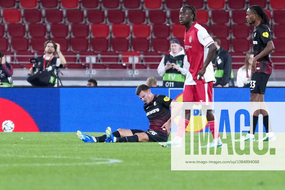 Yannik Engelhardt, SC Freiburg, 16, down on the ground, injured, must be substituted, Monaco, soccer, UEFA Conference League, Matchday 2, group stage, 2026–2027, AS Monaco vs. SC Freiburg, October 22, 2026, Stade Louis II, Monaco, Monaco, Stade Louis II, Fontvieille, Monaco
