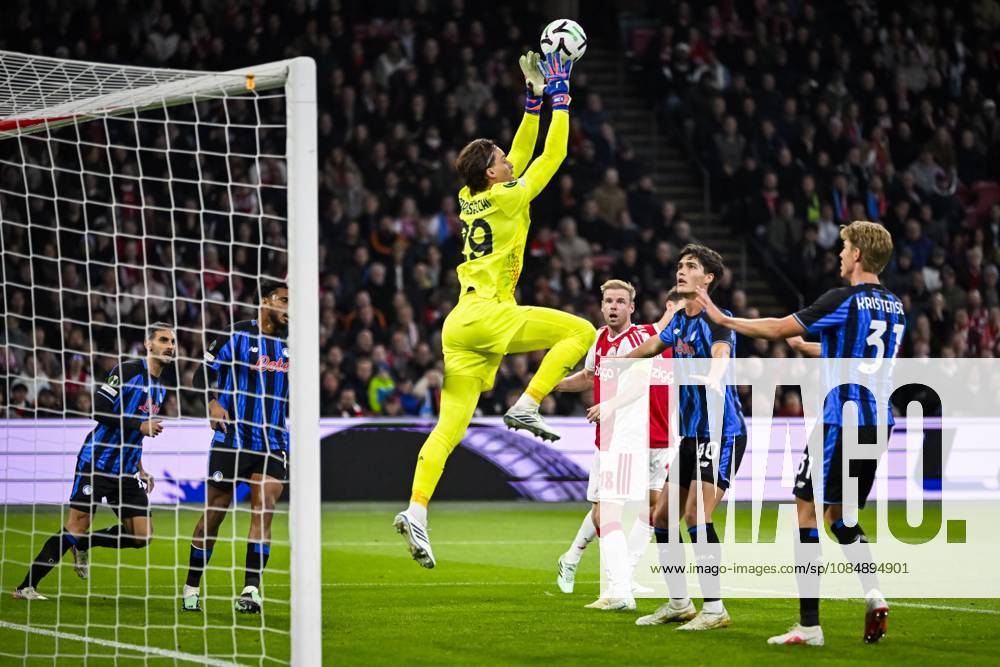 AMSTERDAM - (lr) Atalanta BC goalkeeper Marco Carnesecchi catches the ball, Davy Klaassen of Ajax, Relja ObriÄ‡ of Atalanta BC and Thomas Kristensen of Atalanta BC during the UEFA Conference League match between AFC Ajax and Atalanta BC at the Johan Cruijff ArenA on 22 October 2026 in Amsterdam, the Netherlands. OLAF KRAAK ANP UEFA Conference League 2026 27 ANPxSportx IVx 573296279 originalFilename: 573296279