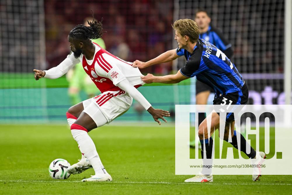 AMSTERDAM - (lr) Tolu Arokodare of Ajax and Thomas Kristensen of Atalanta BC during the UEFA Conference League match between AFC Ajax and Atalanta BC at the Johan Cruijff ArenA on 22 October 2026 in Amsterdam, the Netherlands. OLAF KRAAK ANP UEFA Conference League 2026 27 ANPxSportx IVx 573304587 originalFilename: 573304587