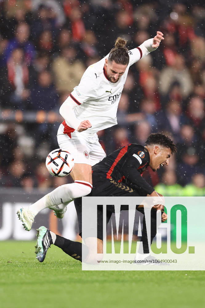 Bournemouth gegen AC Mailand, 22. Oktober 2026, Bournemouth, UEFA Europa League, Bournemouth gegen AC Mailand, Adrien Rabiot vom AC Mailand und James Hill von Bournemouth, Foto: Jacques Feeney, Abseits, Bournemouth, Großbritannien