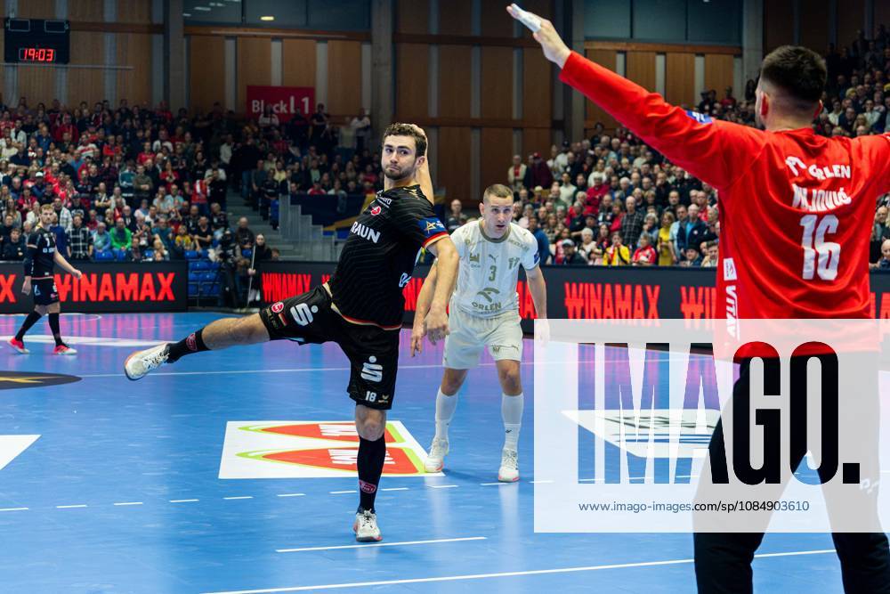 EHF Champions League 2026–2027 Group Stage Group B Match 5 MT Melsungen vs. Orlen Wisla Plock Pictured, from left, in a one-on-one battle: Florian Drosten (MT) taking a penalty throw and goalkeeper Miljan Vujovic Vujovic, SPR Rothenbach, Halle, Hesse