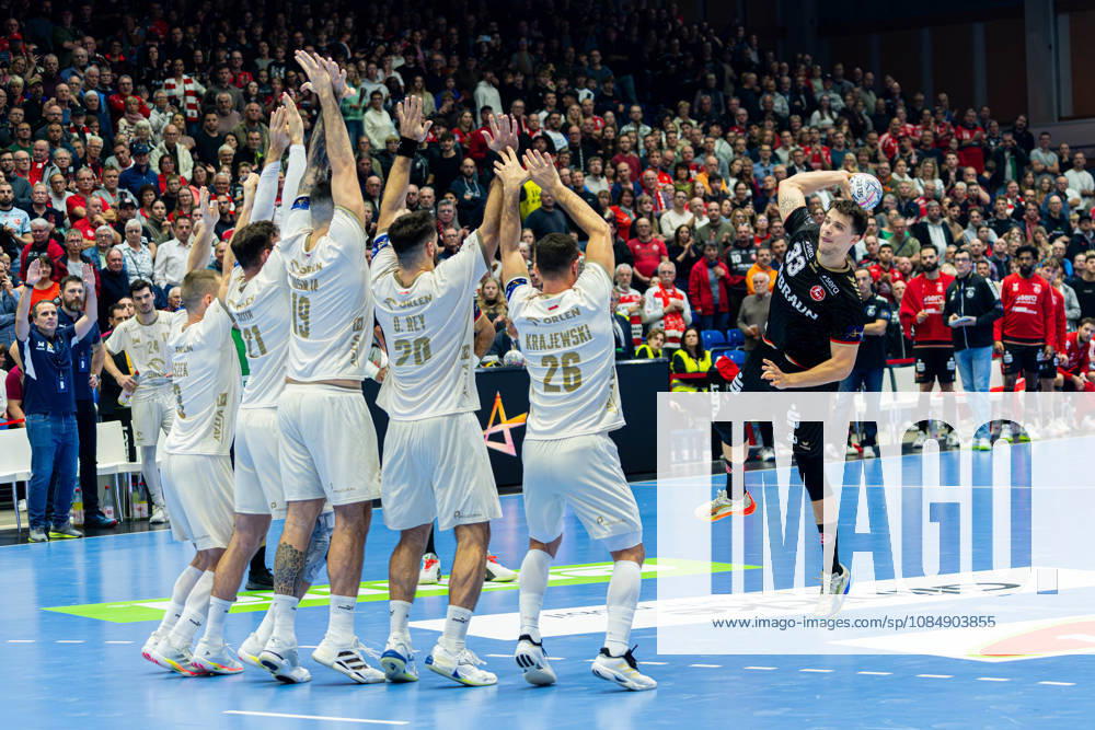 EHF Champions League 2026–2027 Group Stage Group B Match 5 MT Melsungen vs. Orlen Wisla Plock Pictured from left: Michal Daszek (SPR), Zoltán Szita (SPR), Leon äuönja SPR, Oriol Rey Morales SPR, and Przemyslaw Krajewski SPR in the wall; Aaron Mensing (MT) taking a shot at the Rothenbach Hall in Hesse