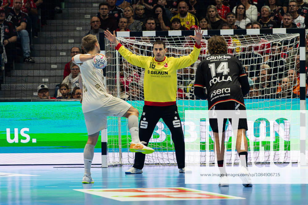 EHF Champions League 2026–2027 Group Stage Group B Match 5 MT Melsungen vs. Orlen Wisla Plock Pictured from left: Frederik Bjerre (SPR) in a duel and goalkeeper Nebojöa Simic Nebojsa Simic (MT) during a seven-meter throw at Rothenbach Hall, Hesse