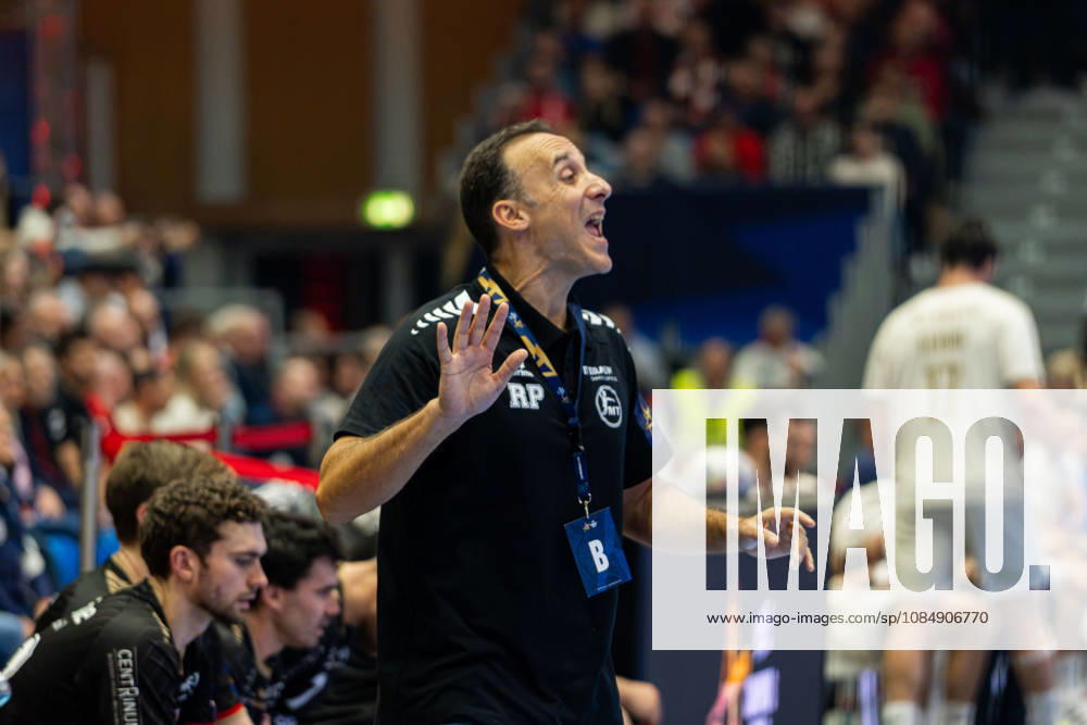 EHF Champions League 2026–2027 Group Stage Group B Match 5: MT Melsungen vs. Orlen Wisla Plock Pictured: MT coach Roberto Garcia gesturing on the court at Rothenbach Halle in Hesse