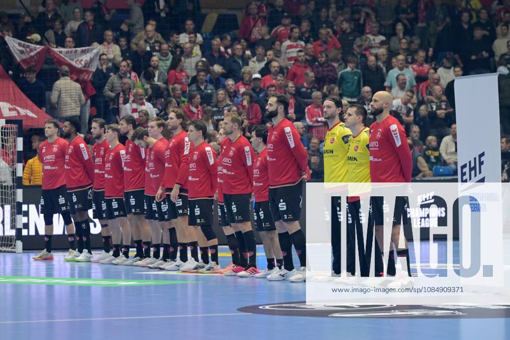 MT team in the EHF starting lineup, Feaurre, spectators, fans in the background, Adrian Sipos (MT Melsungen, No. 8), Nebojsa Simic (goalkeeper, MT Melsungen, No. 16), Kristof Palasics (goalkeeper, MT Melsungen, No. 32), GER, MT Melsungen vs. Orlen Wisla Plock (POL), Handball, Men’s Champions League, Group Matches, 2026–2027 season, October 22, 2026, GER, MT Melsungen vs. Orlen Wisla Plock, Men’s Champions League, Group Match, 2026–2027 Season, October 22, 2026, Kassel