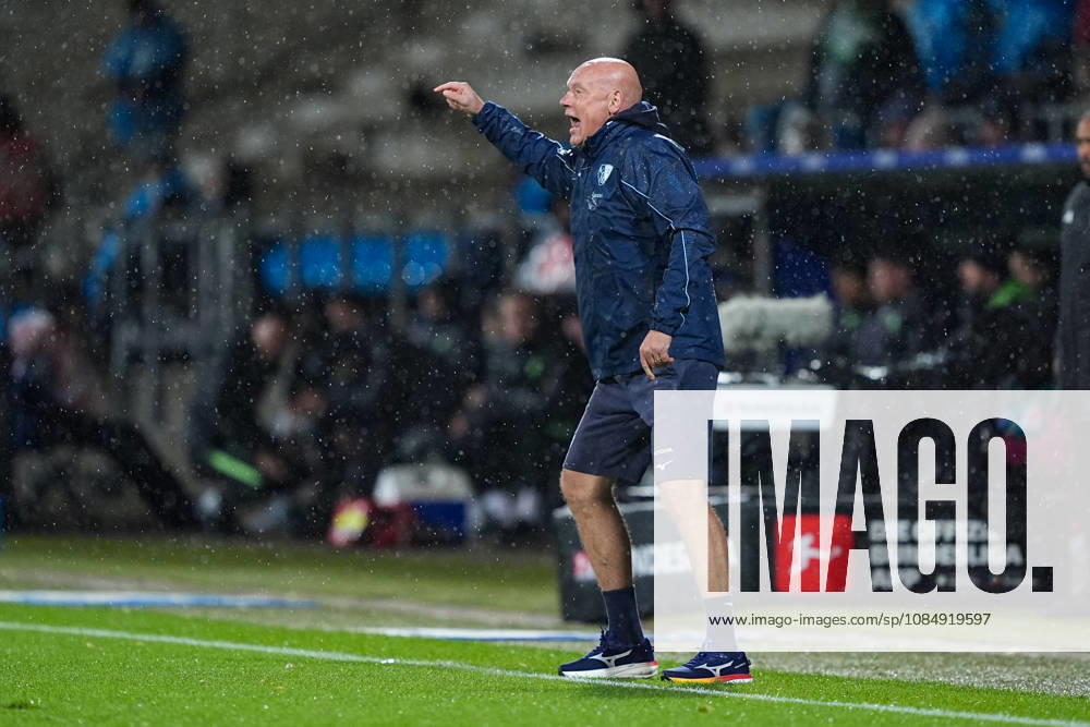 soccer, 2. Bundesliga, VfL Bochum vs. VfL Wolfsburg, 2026–2027 season, Ruhrstadion: Uwe Roesler, head coach of VfL Bochum, gesturing. DFB regulations prohibit any use of photographs as image sequences and or quasi-video.