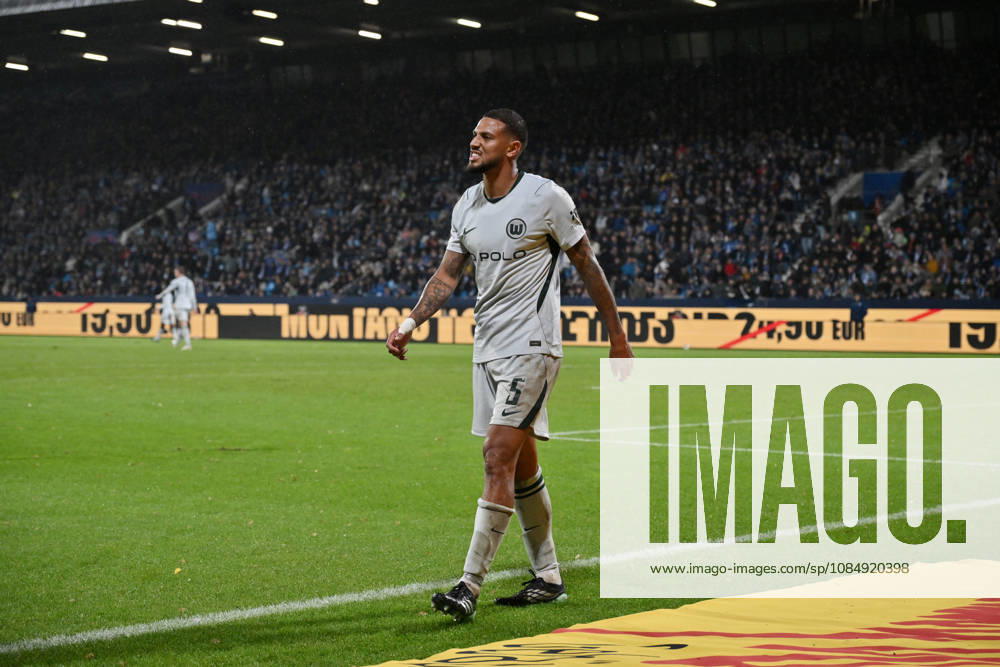 Injury: Vini Souza, VfL Wolfsburg, October 23, 2026, Soccer 2. Bundesliga, 2026–2027 season, Matchday 9, VfL Bochum vs. VfL Wolfsburg. DFL regulations prohibit any use of photographs as image sequences and or quasi-video. Bochum, Vonovia Ruhrstadion, North Rhine-Westphalia, Germany Team2