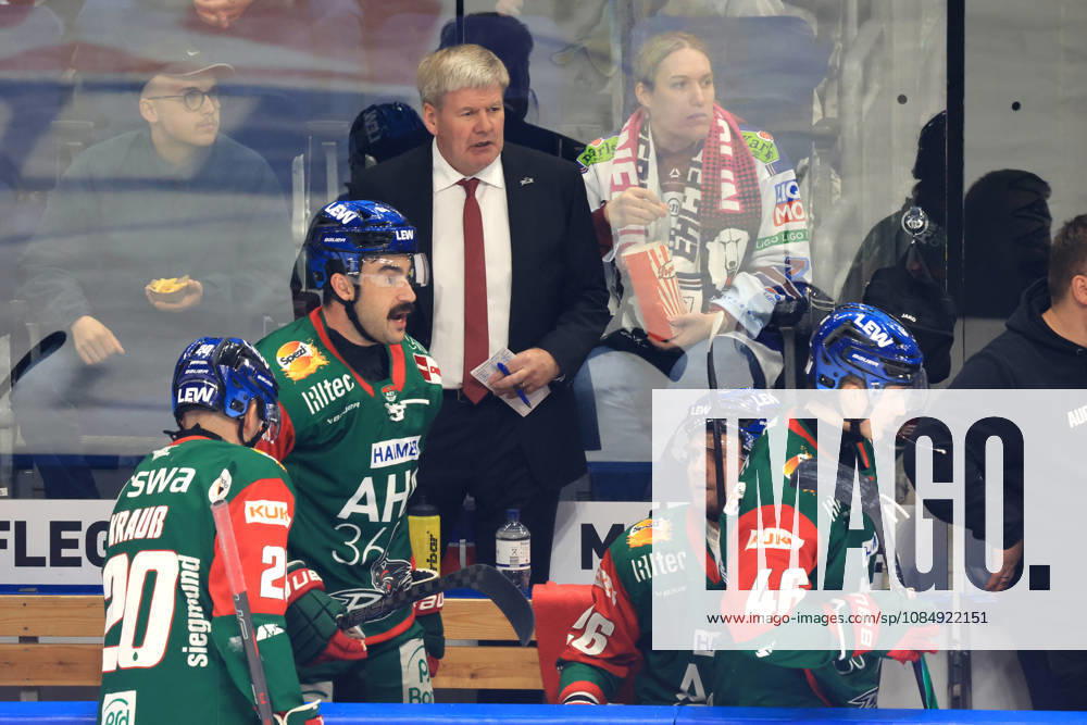 DEU, GER, Ice Hockey, Matchday 11, 2026–27 Season, Berlin, Eisbären Berlin vs. Augsburger Panther Head Coach BILL PETERS, Augsburger Panther, Augsburger Panther bench, nordphoto GmbH, Engler Berlin, Uber Arena Berlin, Germany