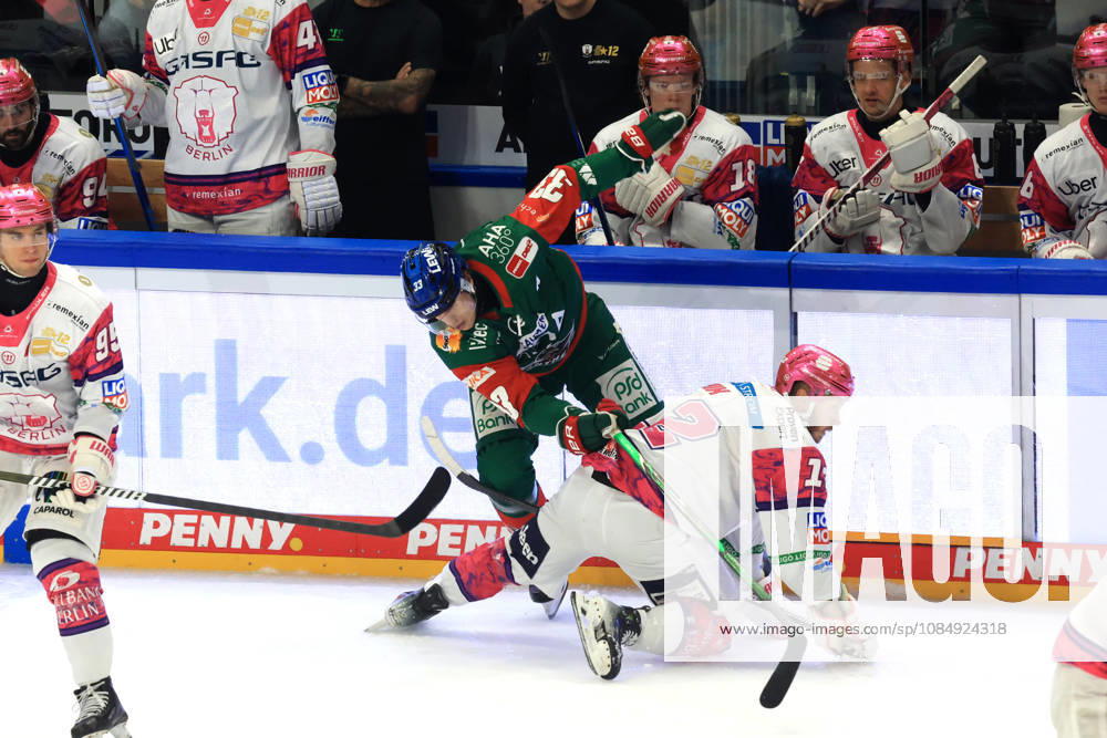 DEU, GER, Ice Hockey, Matchday 11, 2026–27 Season, Berlin, Eisbären Berlin vs. Augsburger Panther, Eric Mik (Eisbären Berlin 12), TIM WOHLGEMUTH (Augsburger Panther 33), nordphoto GmbH, Engler Berlin, Uber Arena Berlin, Germany