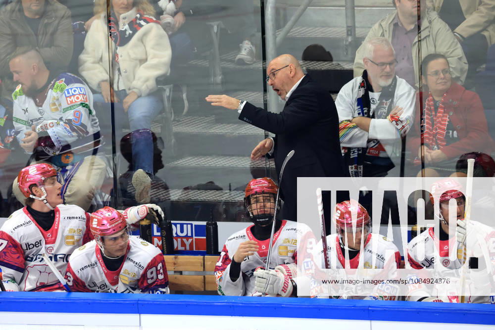 DEU, GER, Ice Hockey, Matchday 11, 2026–27 Season, Berlin, Eisbären Berlin vs. Augsburger Panther Head Coach Eric Dubois, Eisbären Berlin, Eisbären players bench, nordphoto GmbH, Engler Berlin, Uber Arena Berlin, Germany