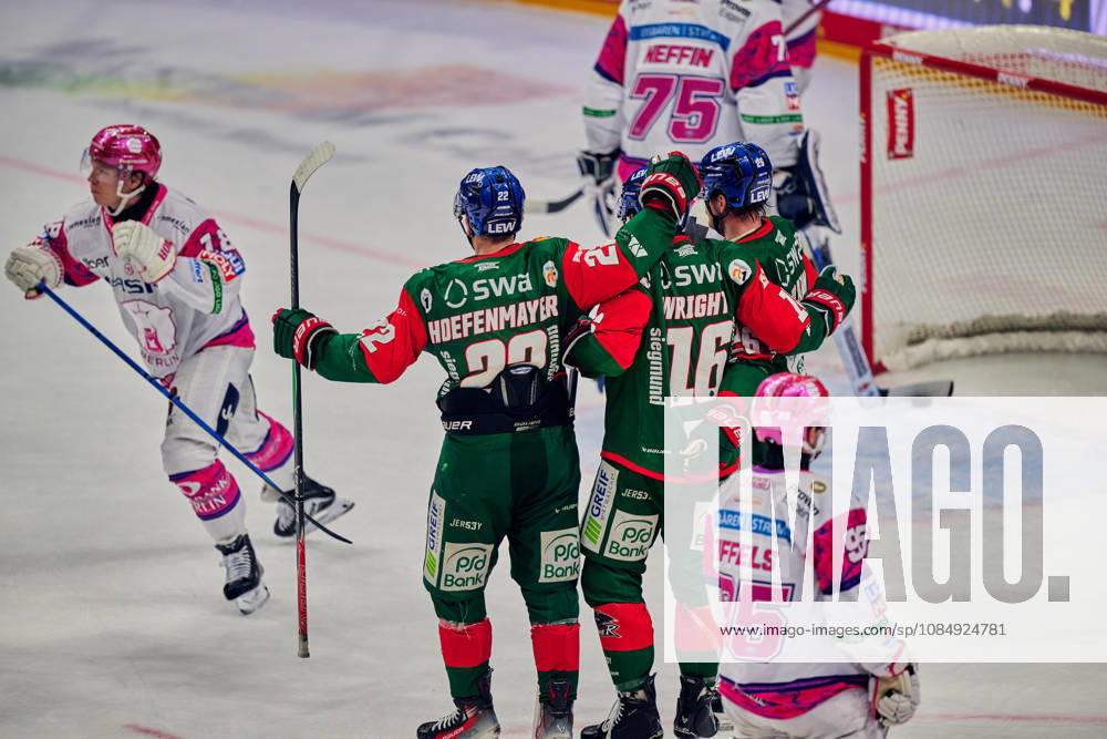 Jonas Neffin, Eisbären Berlin, 75, scores the 1-1 goal; Augsburg celebrates the 1-1 tie; Alexander Blank, Augsburger Panther, 26; Cameron Wright, Augsburger Panther, 16; Noel Hoefenmayer, Augsburger Panther, 22, GER, Eisbären Berlin vs. Augsburger Panther, Men’s Ice Hockey, German Ice Hockey League (DEL), 2026–27 season, Matchday 11, October 23, 2026, GER, Eisbären Berlin vs. Augsburger Panther, Men’s Ice Hockey, German Ice Hockey League, DEL, 2026–27 Season, Matchday 11, Berlin
