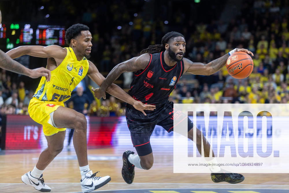 Oldenburg, Lower Saxony, Germany, October 23, 2026, Jordan Jones (right), BMA365 Bamberg Baskets, and Jeremy Roach (left), EWE Baskets Oldenburg; EWE Baskets Oldenburg vs. BMA365 Bamberg Baskets; Basketball 1; Basketball Bundesliga; 2026–2027 season, Matchday 6, Grosse EWE Arena: EWE Baskets Oldenburg vs. BMA365 Bamberg Baskets www.andreas-burmann.de